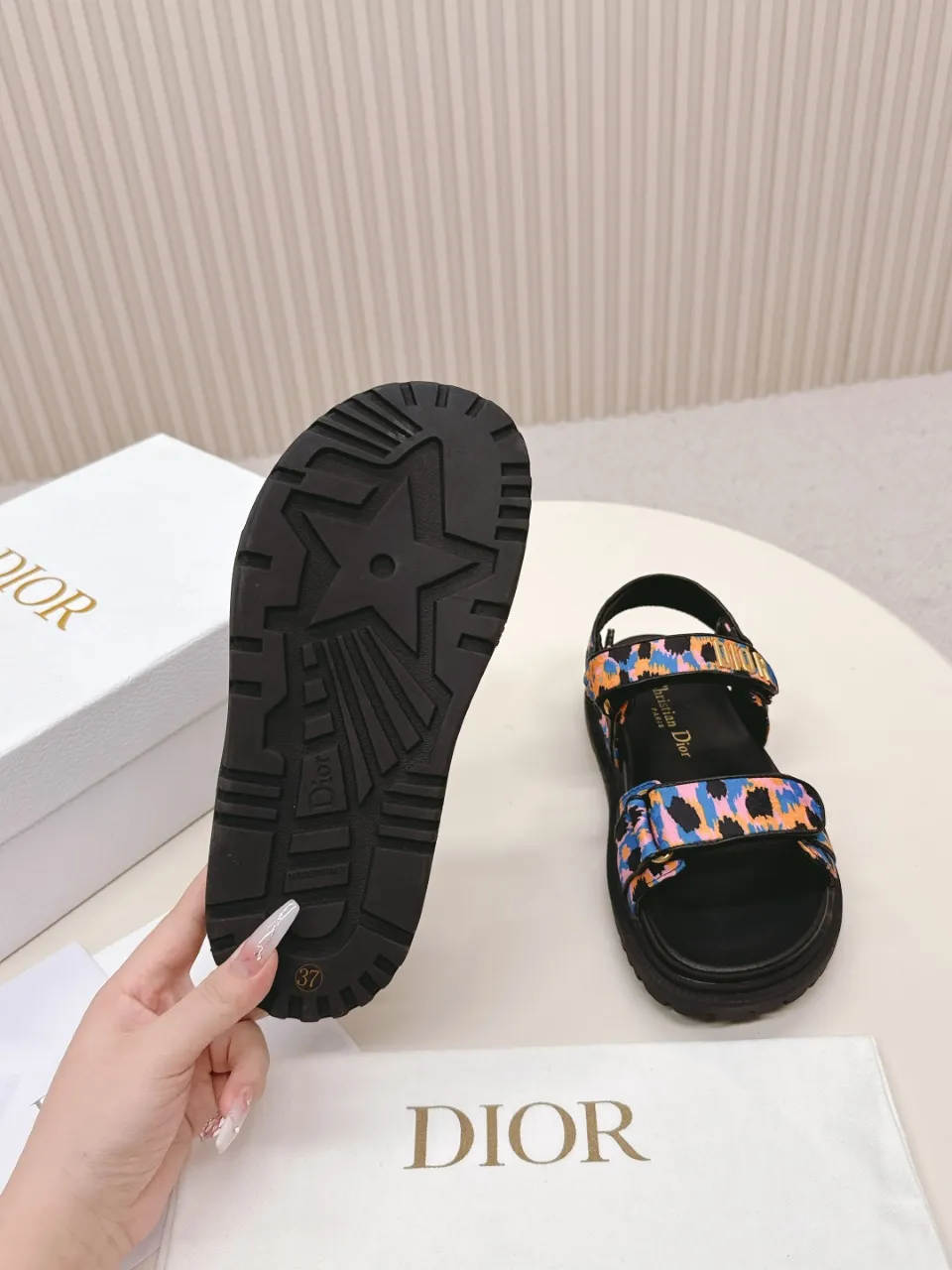 👟👟Ex-factory price 480👟👟 DIOR classic sandals mixed sheepskin DiorAct sandals are fashionable. Paired with an insole that fits the shape of your foot, it's made of exceptionally lightweight and comfortable leather. The upper straps are fastened with Velcro and are decorated with a gold-finish metal "Dior" logo, which complements the style design. These sandals add a modern edge to any look. Fabric: Imported mixed sheepskin Lining: Imported sheepskin Outsole: Original TPU outsole Code number: 35-42 (41 42 customized, non-refundable)